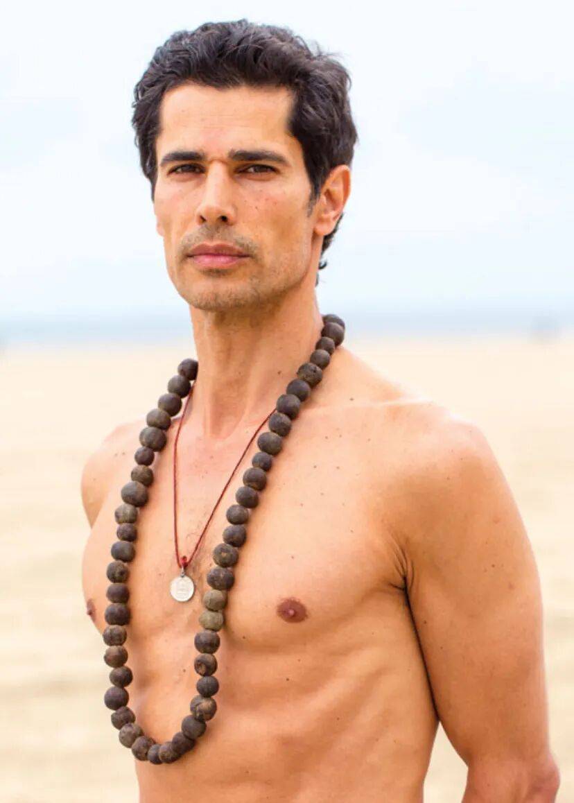 八十年代伊朗裔英國超模移民印度，曾為麥當娜拍攝MV