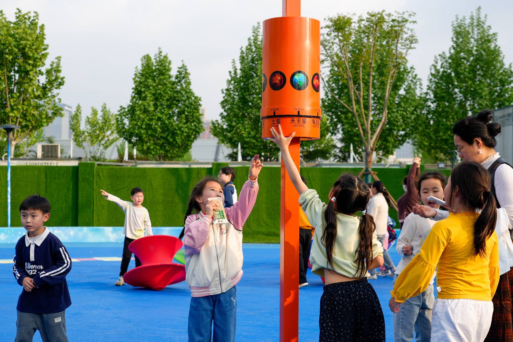 童趣點亮城市邊角地！武漢小學生親手設計鐵路旁“星河公園”