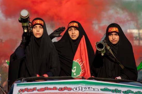 伊朗女性參加閱兵，開軍車、持步槍、扛火箭筒