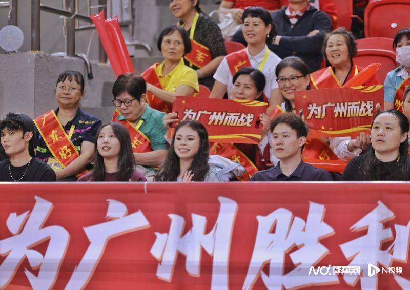 謝思埸、莫家蝶空降天體觀戰粵BA，為家鄉美食代言