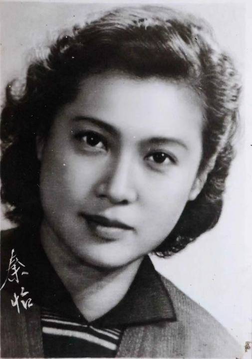 重返舞臺的她們：在《抗戰中的文藝》裡，與那群赤誠女性隔空對望｜關曉彤專訪