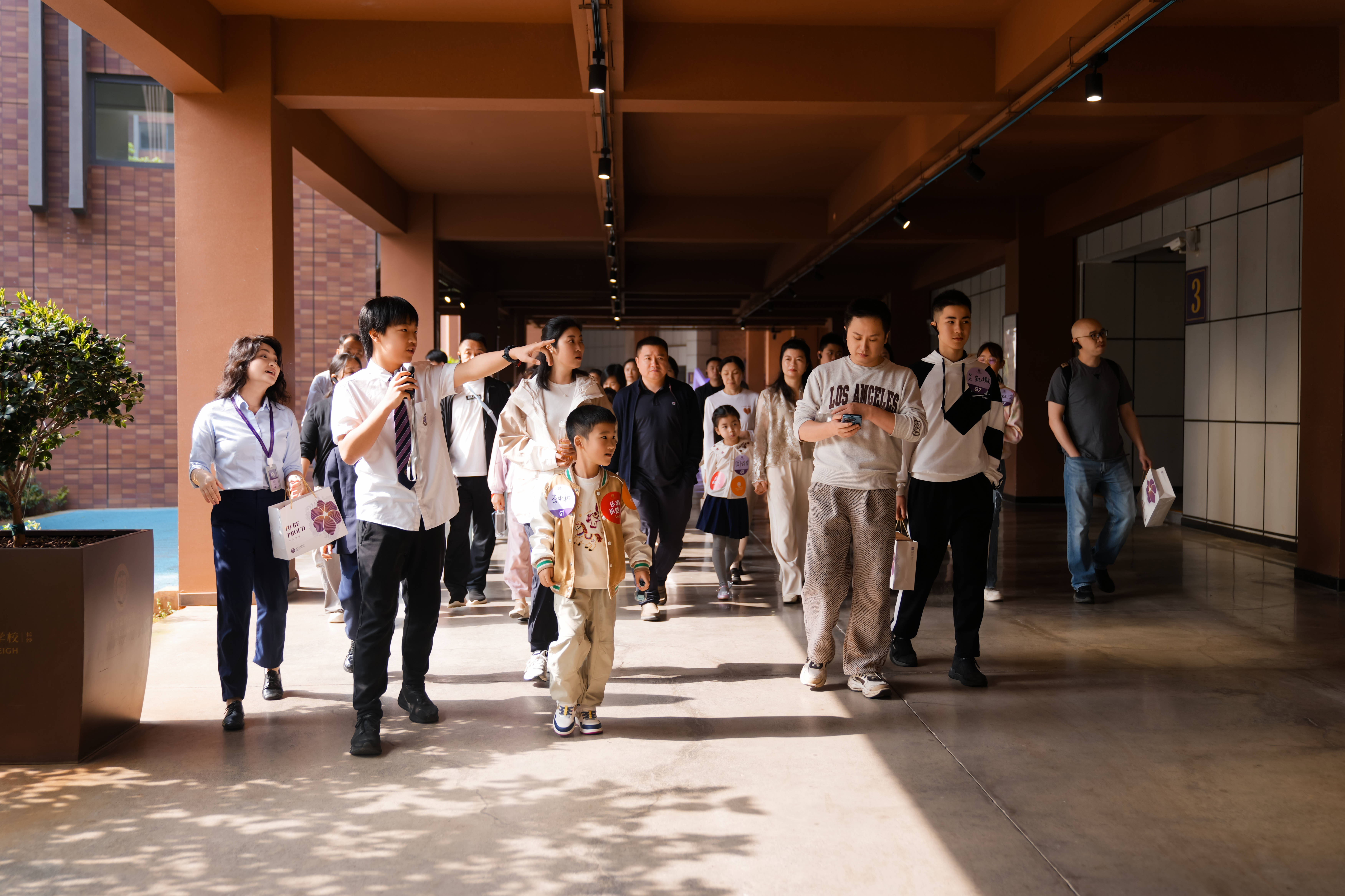 教育的“智”變：在AI浪潮中，重燃“人”的教育火炬