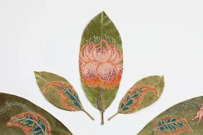 她用針線在幹樹葉上刺繡，最終完成的作品，讓人直呼驚豔