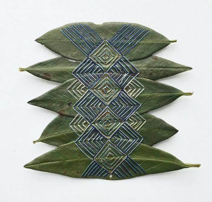 她用針線在幹樹葉上刺繡，最終完成的作品，讓人直呼驚豔