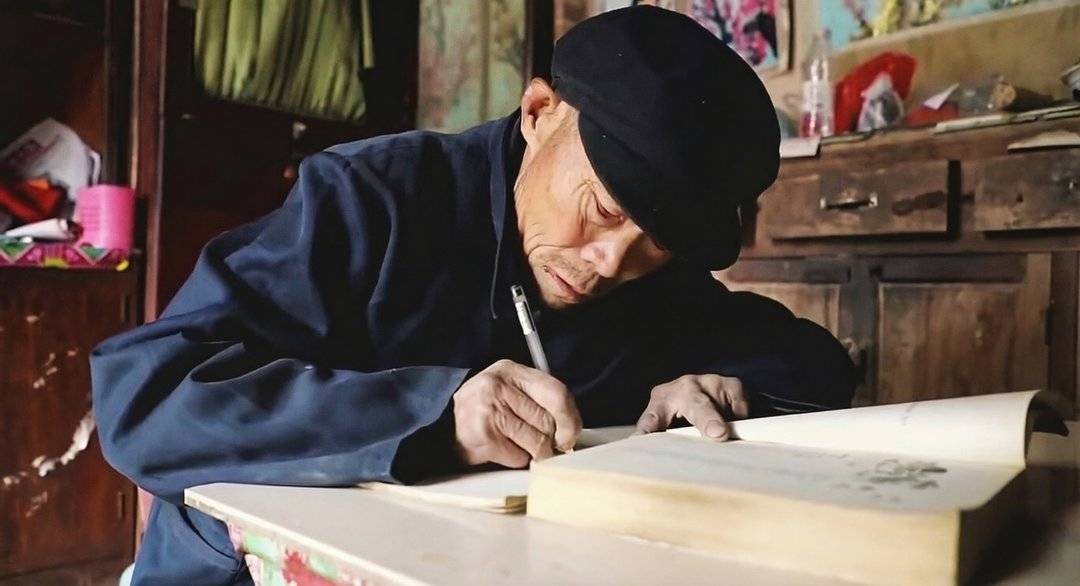 只上過半個月小學，他用一生在村裡建起一座免費圖書館