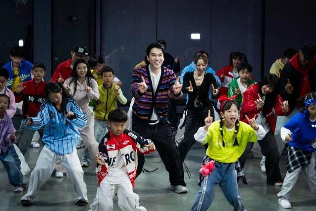 全網挑戰《愛情鳥》舞蹈，林依輪親自“批作業”