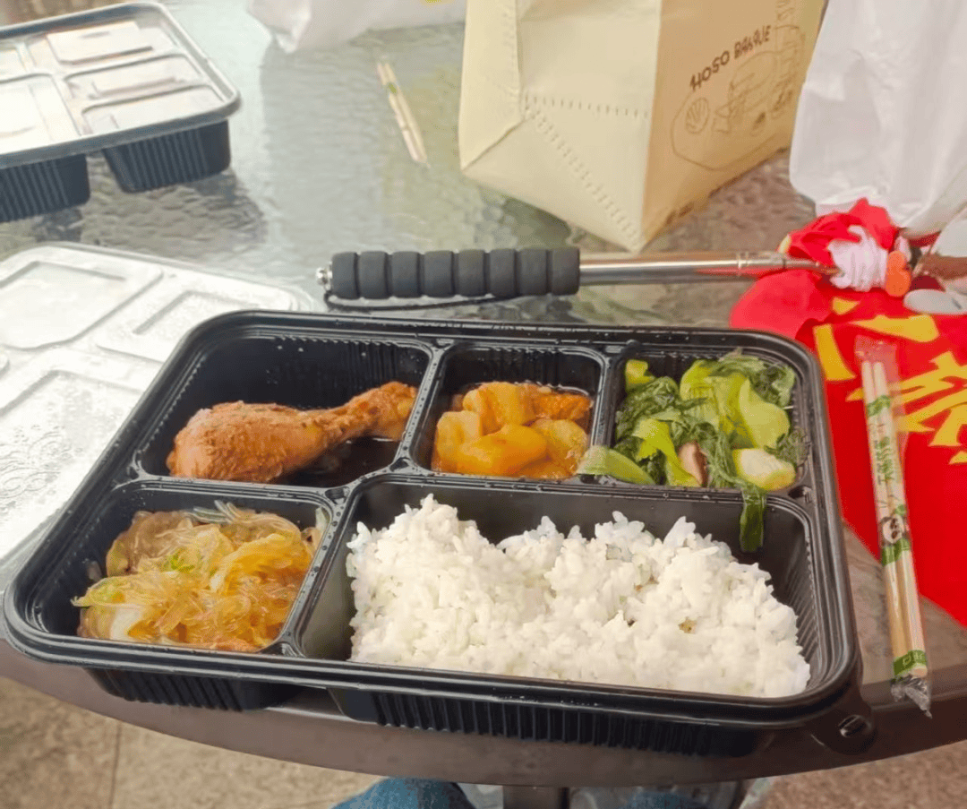 一中學多名學生研學就餐後反覆拉肚子！有孩子稱“吃的雞腿是臭的”！當地介入調查