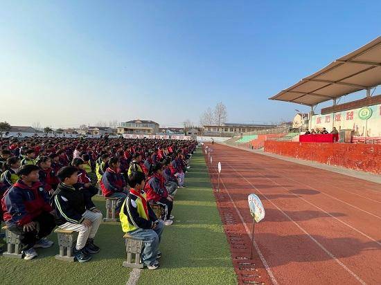 莒南縣坊前鎮中心小學舉行法治教育報告會