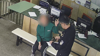 民警走進小學校園，找到了這5名同學