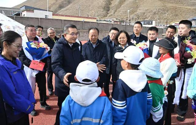 省長羅東川，為小學足球賽開球