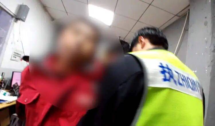 快遞員偷走同行投遞的7999元手機，轉手賣掉！民警：你讓人家快遞員咋辦？