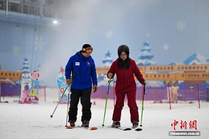 東南亞、南亞留學生“春城”昆明體驗冰雪運動魅力