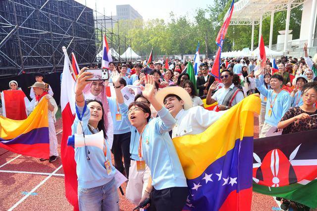 一天“環遊世界”！北語世界文化節上，留學生巡遊展風采