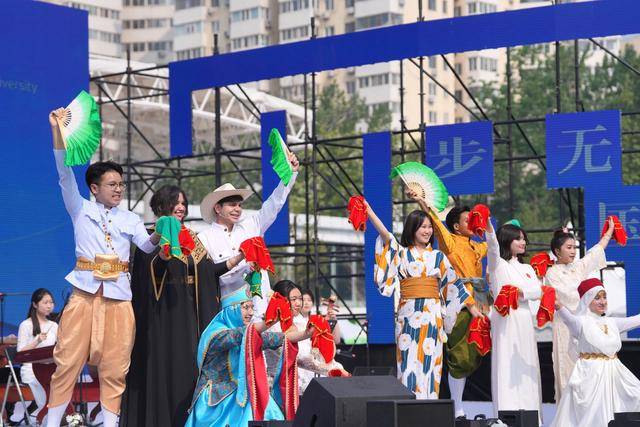 一天“環遊世界”！北語世界文化節上，留學生巡遊展風采