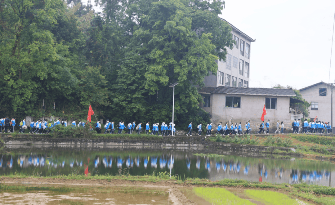 綏陽縣儒溪中學：步履鏗鏘赴春光 凝心聚力戰高考
