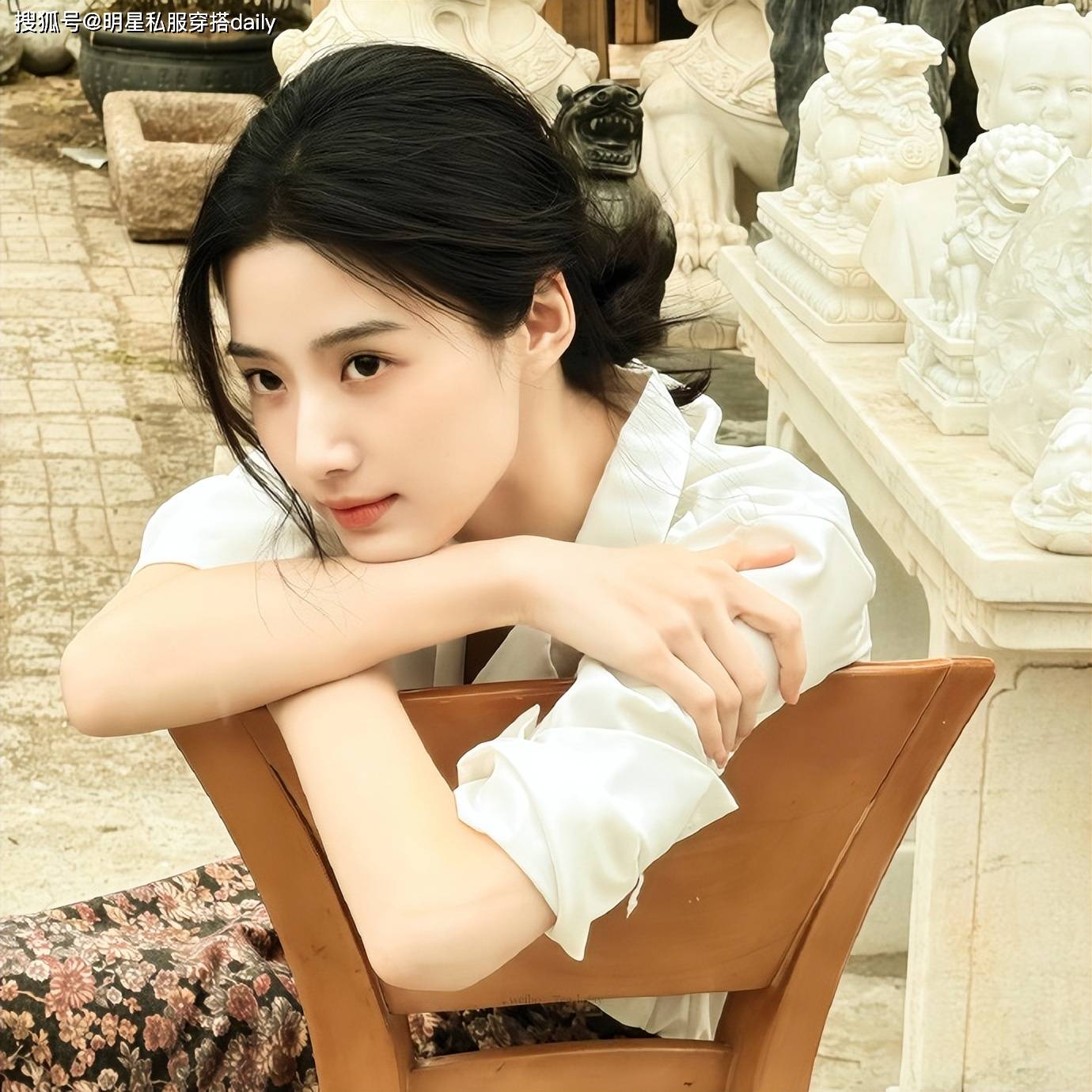 原創盧昱曉帶火一種配色叫“白襯衫+水粉色西裝”，金絲眼鏡很加分！